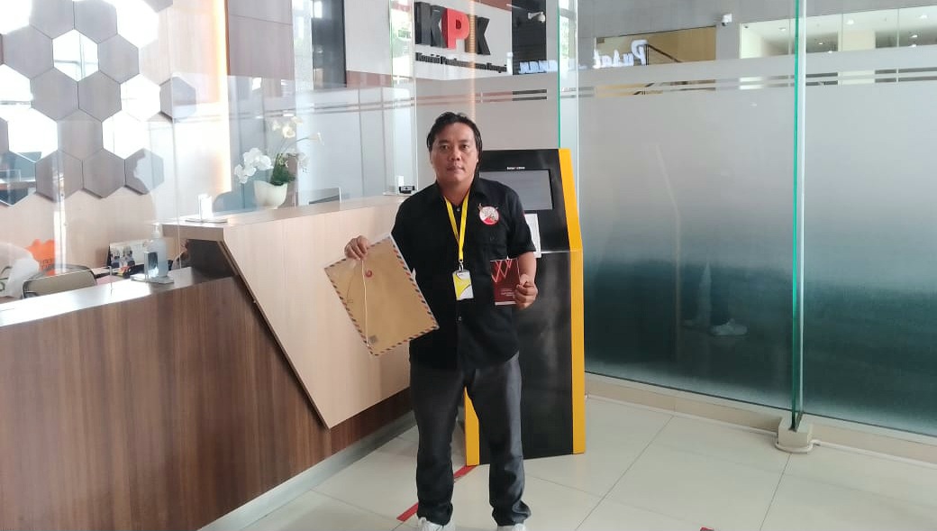 LAPOR KE KPK: Perwakilan kelompok masyarakat Suara Rakyat Dayang Gunung (Surak Gunung) Wiramaya Arnadi saat melaporkan dugaan korupsi penyediaan air bersih di Lombok Utara ke KPK, belum lama ini.