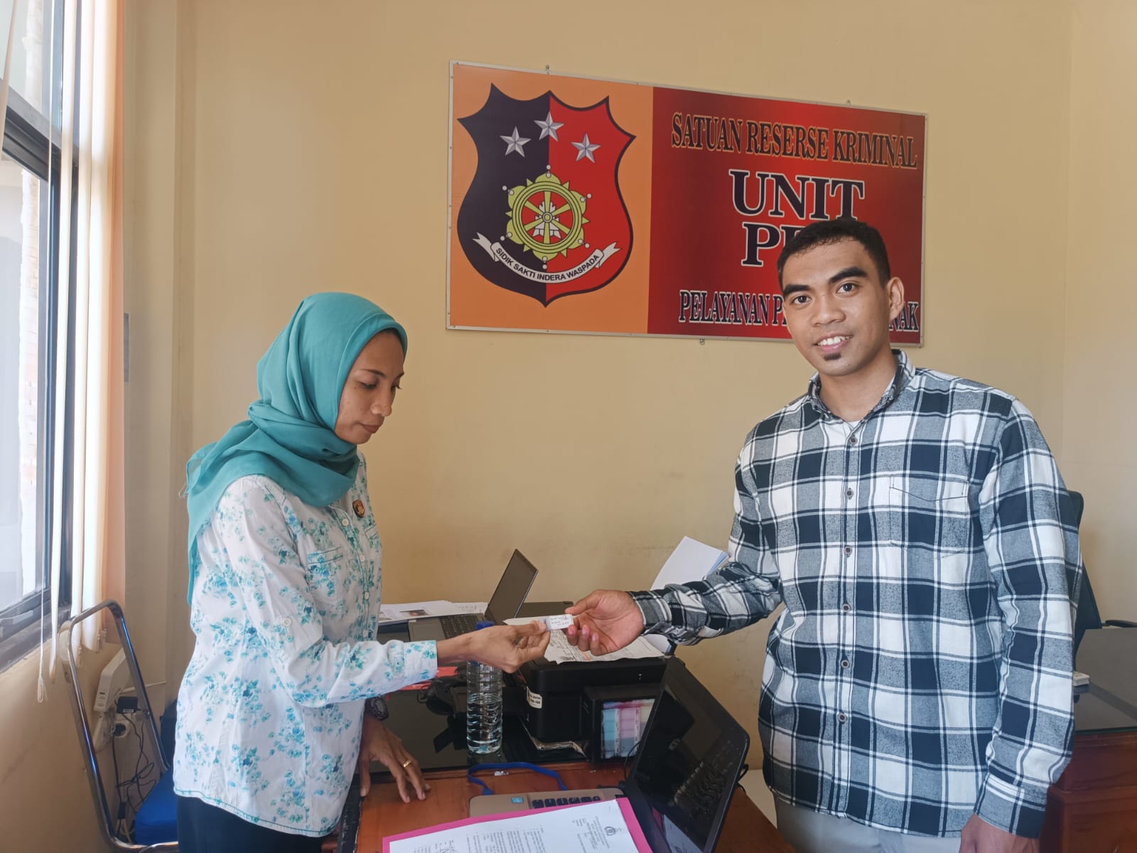 BERSYUKUR: Imam Zazuni, tim kuasa hukum korban CM dan DT saat melapor ke Polres Lombok Utara, beberapa waktu lalu.