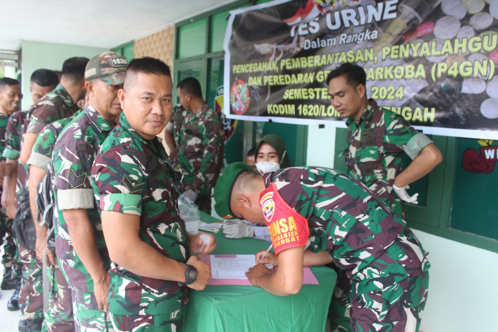 JANGAN TERJERUMUS: Prajurit TNI Kodim 1620/Loteng mengikuti tes urine di sela Sosialisasi Pencegahan, Pemberantasan, Penyalahgunaan dan Peredaran Gelap Narkoba (P4GN) di aula Makodim.