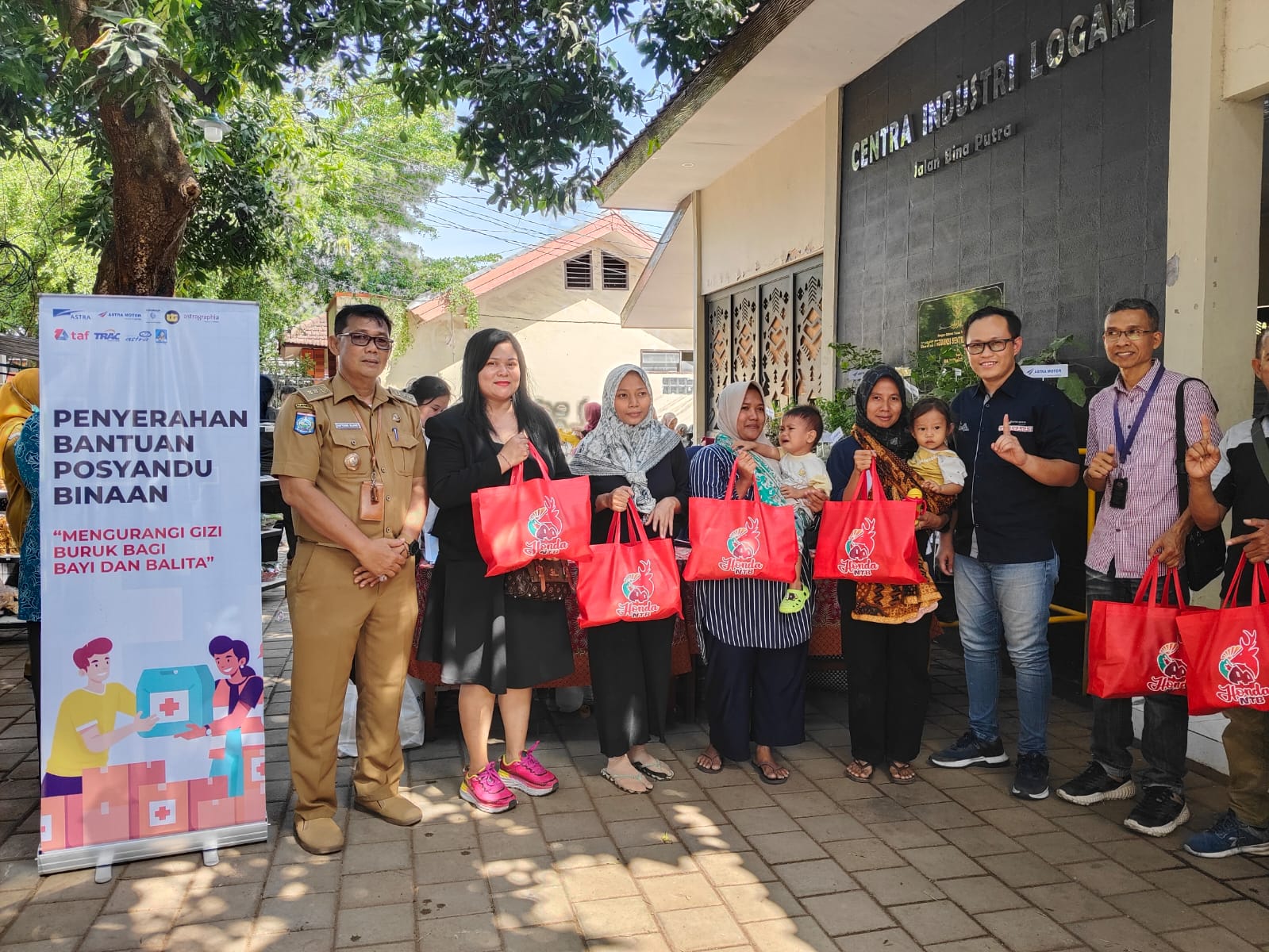 KOLABORASI: Manajemen Astra Group saat mendistribusikan bantuan makanan tambahan, beberapa waktu lalu.