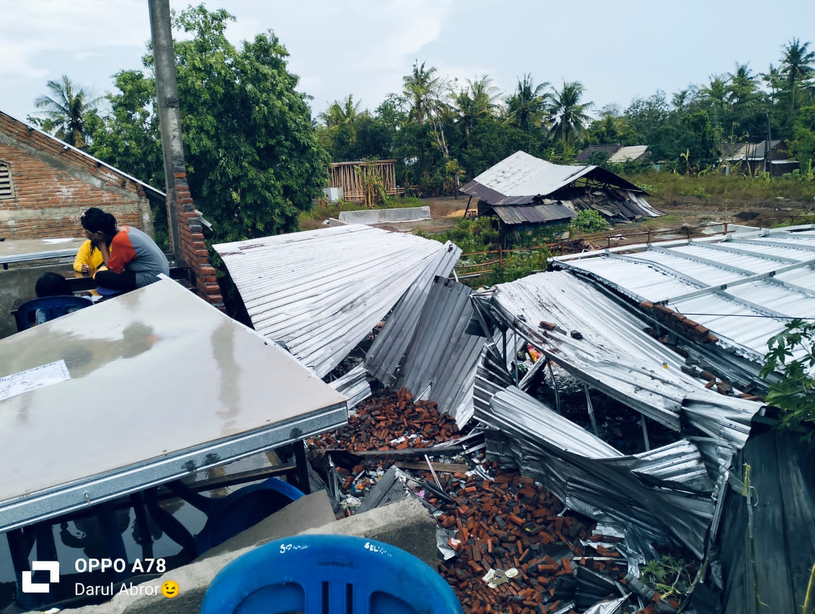 Kondisi salah satu Pondok Pesantren Darul Abror di Dusun Sulin, Desa Labulia yang porak poranda usai hujan lebat disertai angin pada Sabtu (2/11) siang.