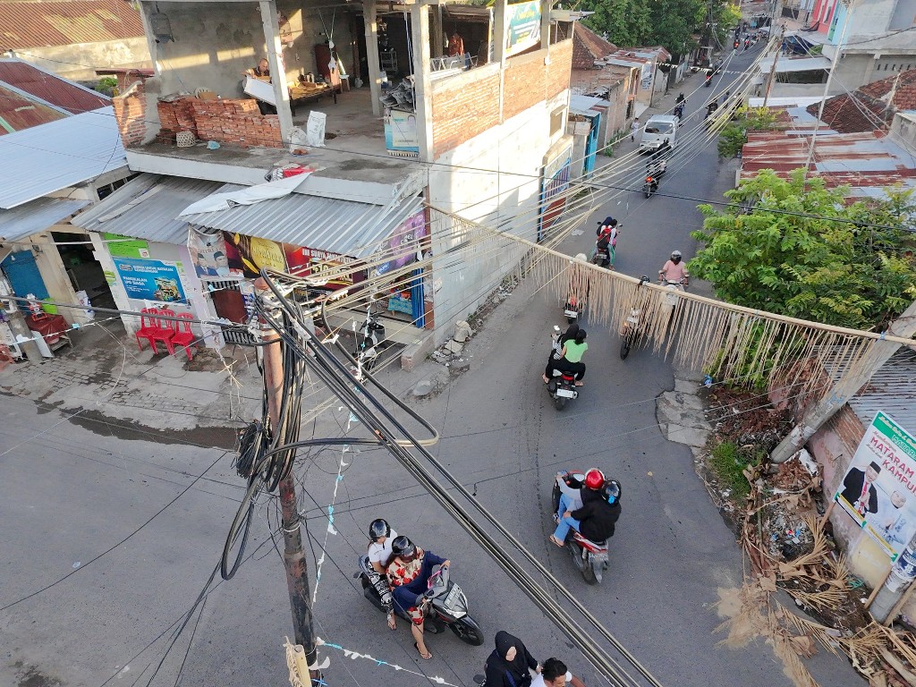 SEMRAWUT: Tampak dari atas kabel-kabel layanan internet yang melintang di atas pemukiman warga, kawasan Dasan Agung, Kota Mataram, Jumat (1/11).