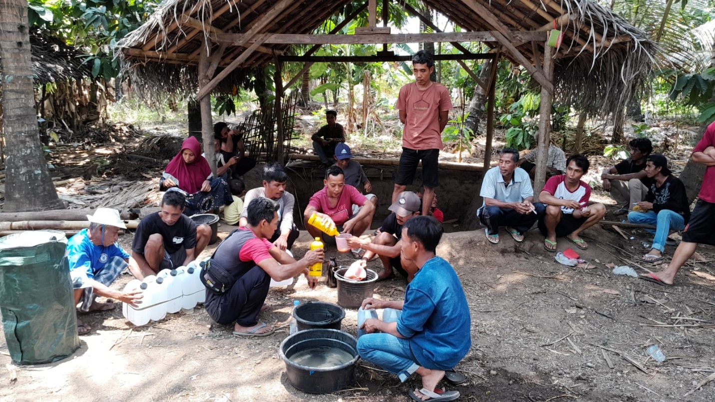 KERJA SAMA: Proses pelatihan pembuatan pupuk kompos dari kotoran hewan yang berasal dari kambing etawa di Desa Genggelang, Kabupaten Lombok Utara, beberapa waktu lalu.