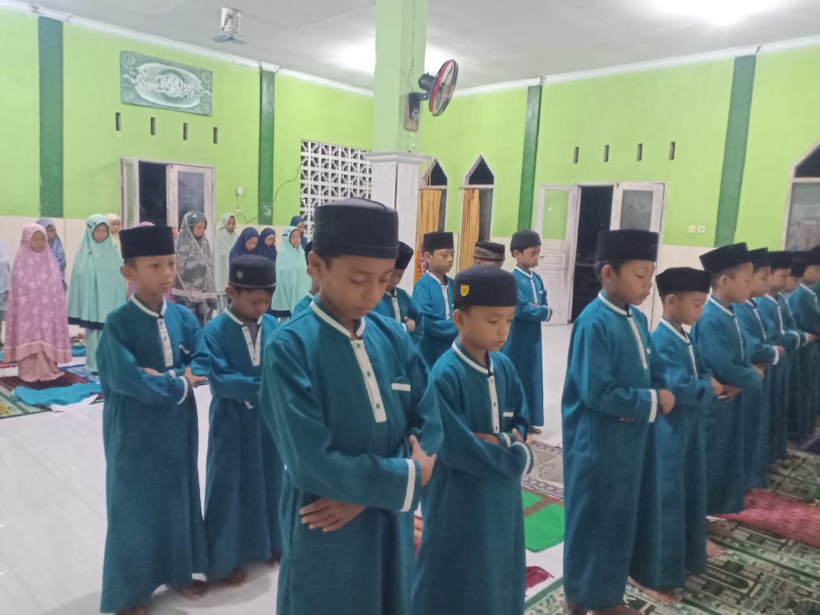 SALAT TAHAJUD: Murid MI Al-Hikam NW Kuripan Utara melaksanakan salat tahajud pada program Insap Alquran di madrasah setempat, belum lama ini.