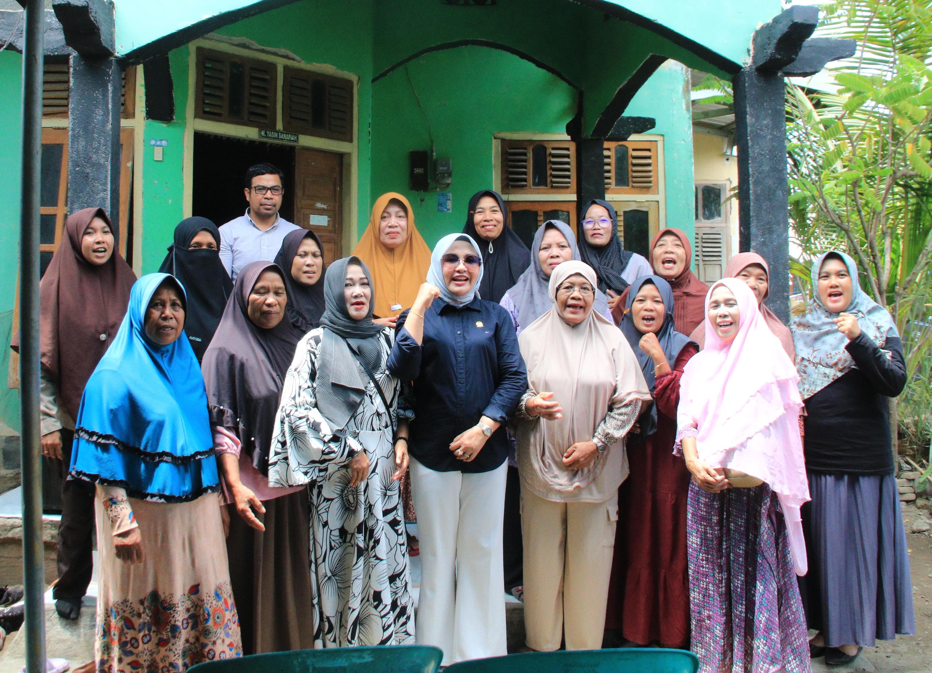 Anggota DPD RI Evi Apita Maya berfoto bersama usai reses di Sumbawa, Minggu (3/11). (Istimewa)