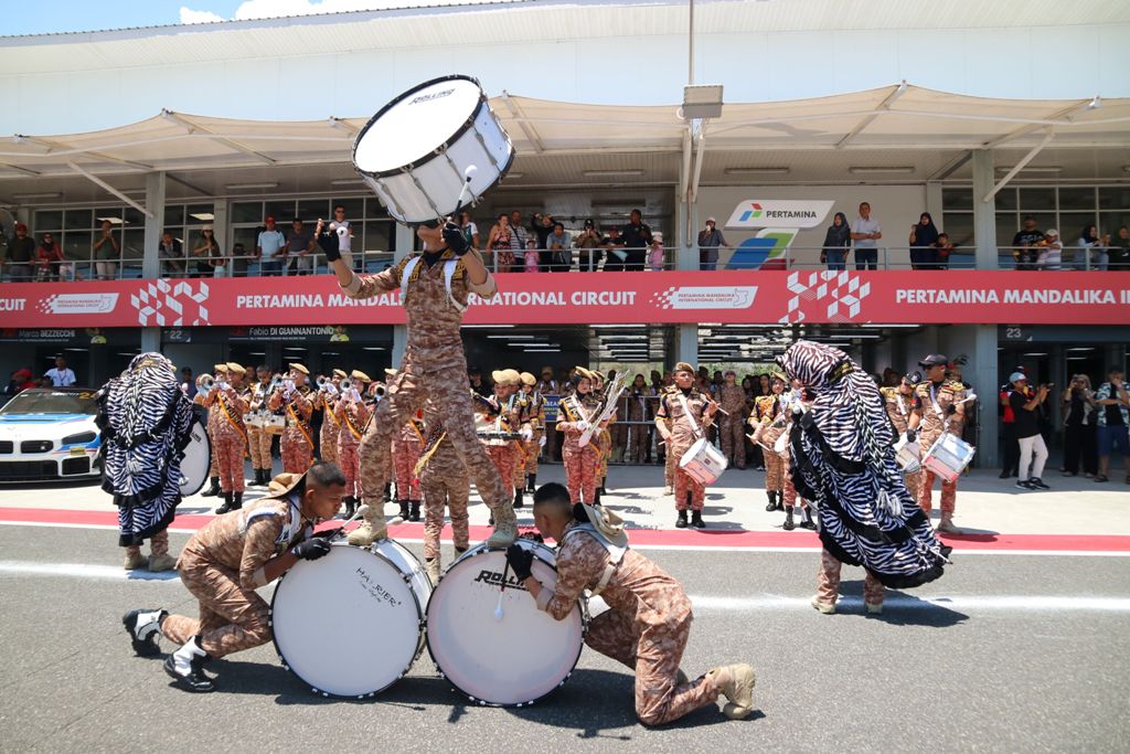 MERIAHKAN: Inilah penampilan praja marching band IPDN Kampus NTB memeriahkan pit walk dan opening ceremony pada event Mandiri Mandalika Festival of Speed (MFoS) 2024 ronde ketiga.