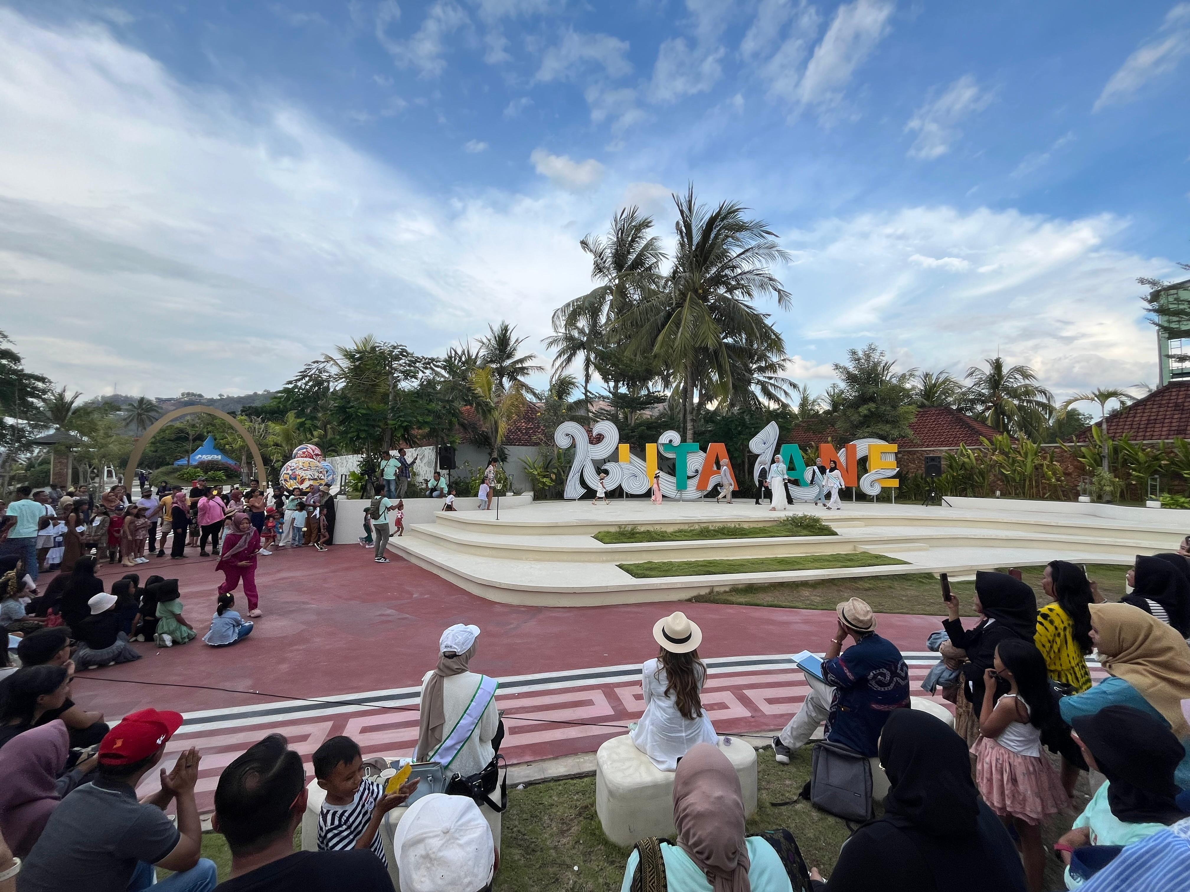 Suasana lomba fashion show tingkat TK hingga SD pada ajang Kuta Lane Kids Fest 2024 di The Mandalika, Loteng, Sabtu (2/11).