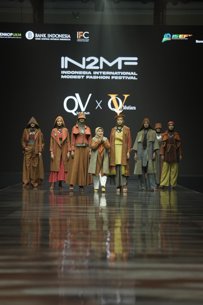 Owner QV Tenun Viviana (empat dari kiri) saat menampilkan fashion desain dari tenun Muna Pa&rsquo;a Dompu pada ajang IN2MF di Jakarta Convention Centre pada 30 September - 3 November 2024.