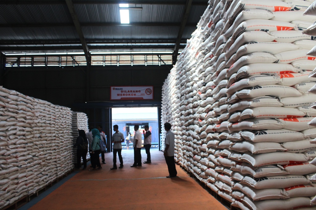 SEGERA IMPOR: Stok beras di gudang Bulog NTB, beberapa waktu lalu. Bulog NTB berencana lakukan impor beras dari Myanmar dan Pakistan bulan ini.