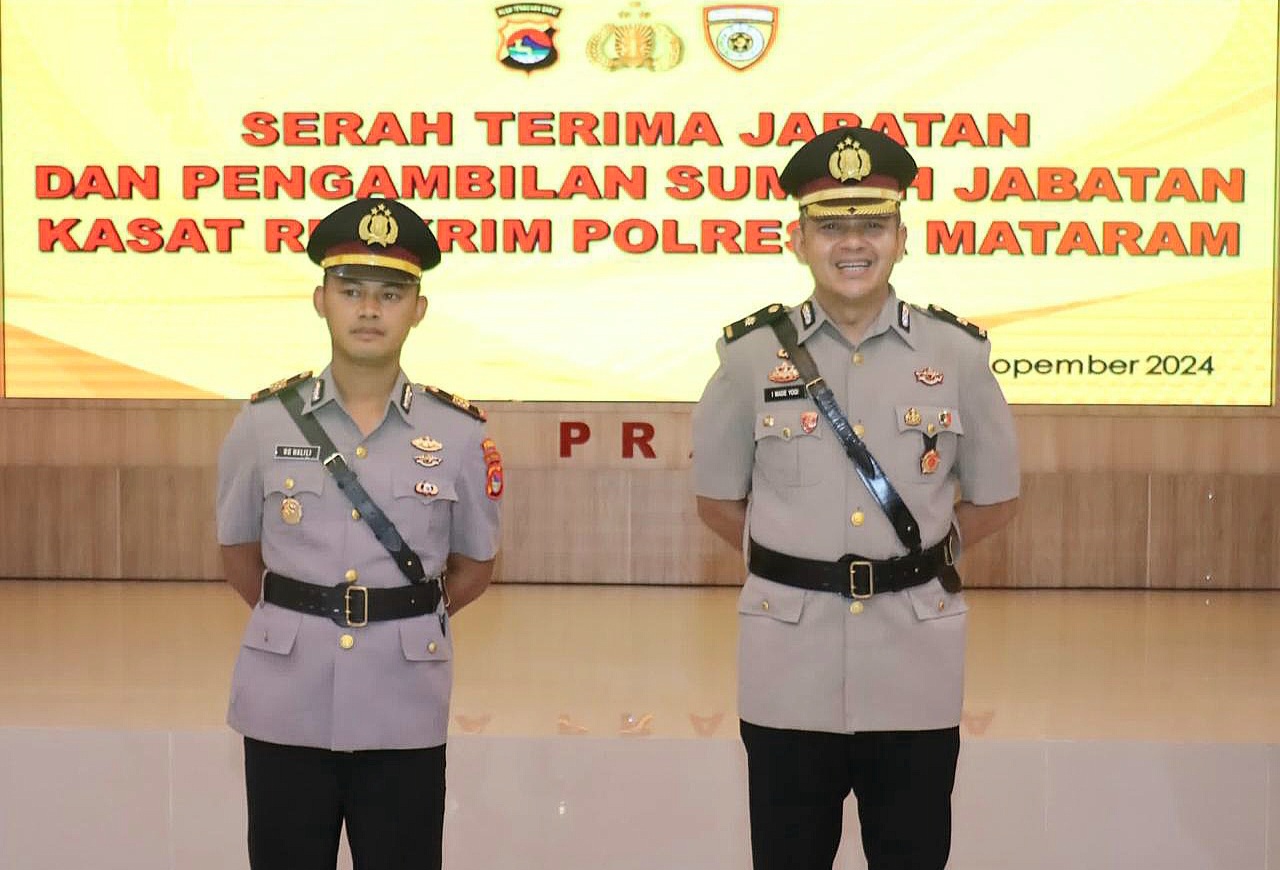 LANJUTKAN TUGAS: Kasatreskrim Polresta Mataram AKP Regi Halili (kiri) bersama mantan Kasatreskrim Kompol I Made Yogi Purusa Utama.