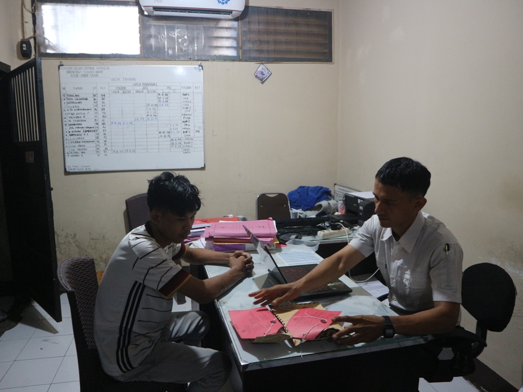 PERIKSA: Penyidik Satres Narkoba Polres Lombok Timur (Lotim) saat memeriksa terduga pengedar narkoba jaringan antar daerah.