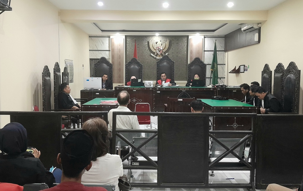 SIDANG PUTUSAN: Majelis hakim PN Mataram saat membacakan putusan terdakwa kasus pengeboran air tanpa izin Samsul Hadi dan William John Matheson, pekan lalu.