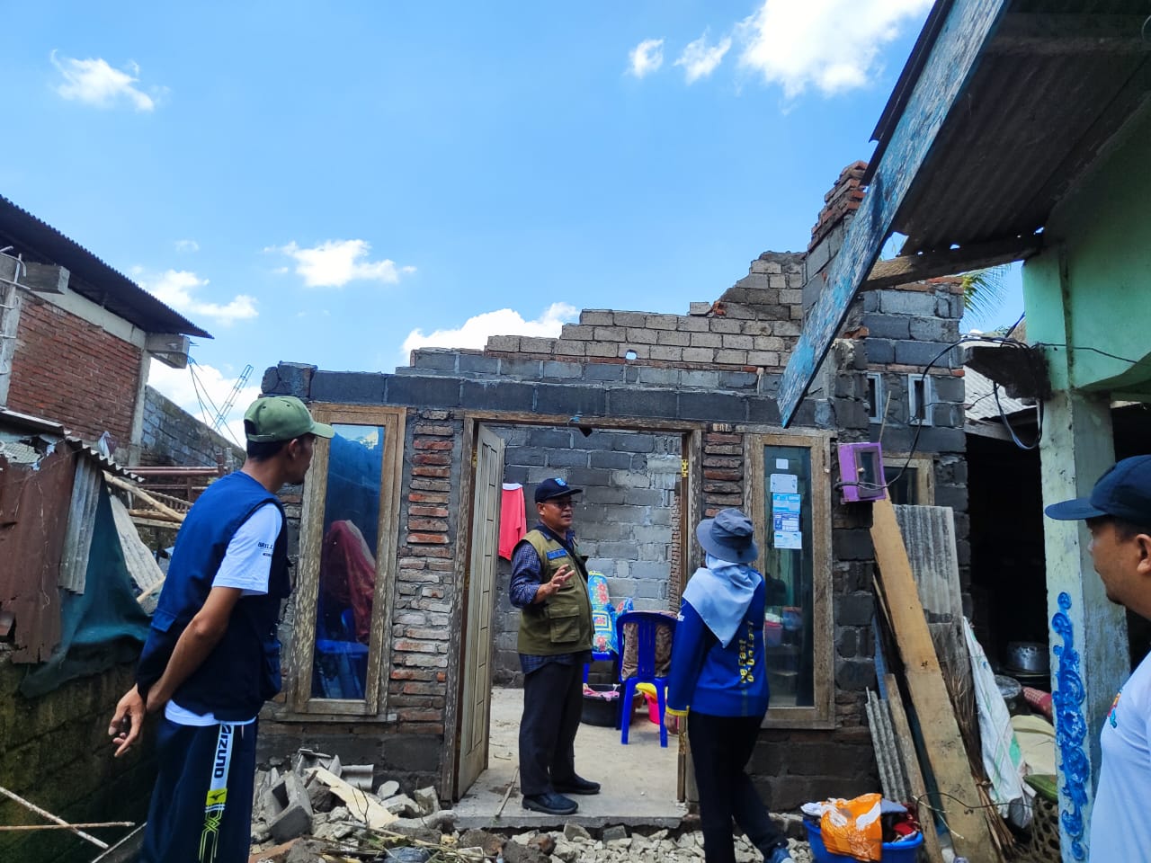 TERJUN KE LAPANGAN: Kepala Pelaksana BPBD NTB H Ahmadi (dua dari kiri), saat meninjau langsung salah seorang rumah warga di Desa Puyung, Lombok Tengah yang rusak akibat cuaca  buruk.