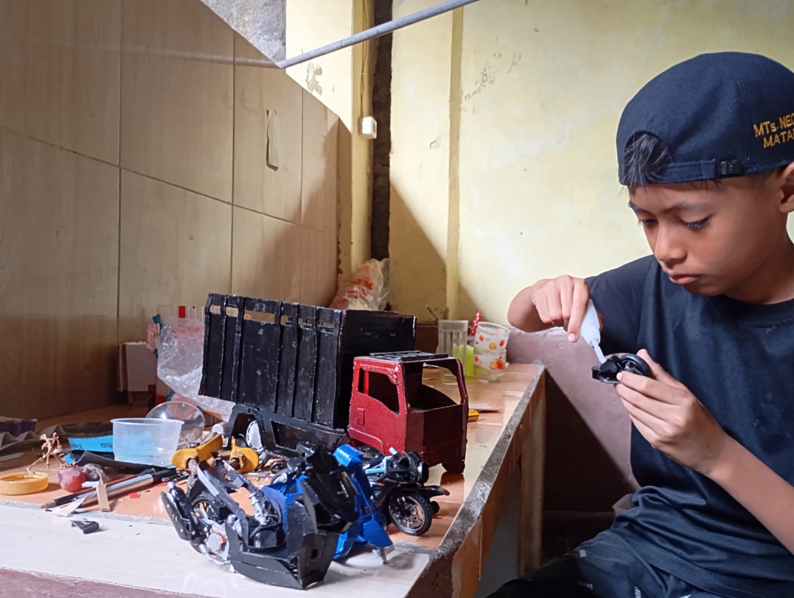 DETAIL: Salah satu karya Fadhil Fiqri berupa miniatur motor drag terbuat dari bahan sampah yang mudah didapat di sekitar.