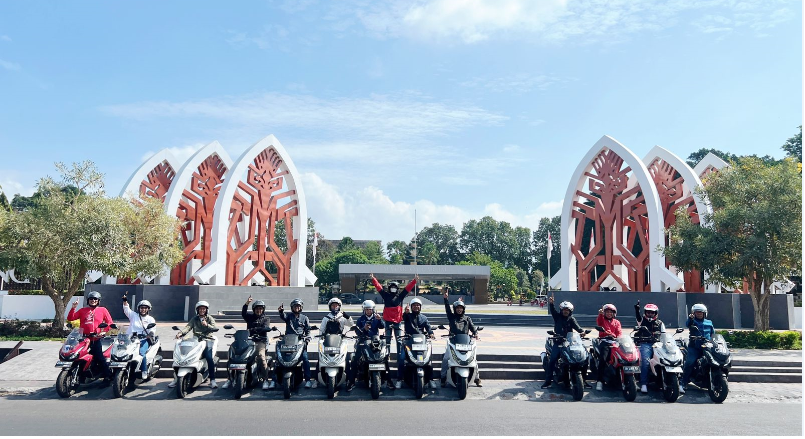 TOURING: Pesrta touring High Day memulai perjalanan dari Taman Sangkareang, Mataram.