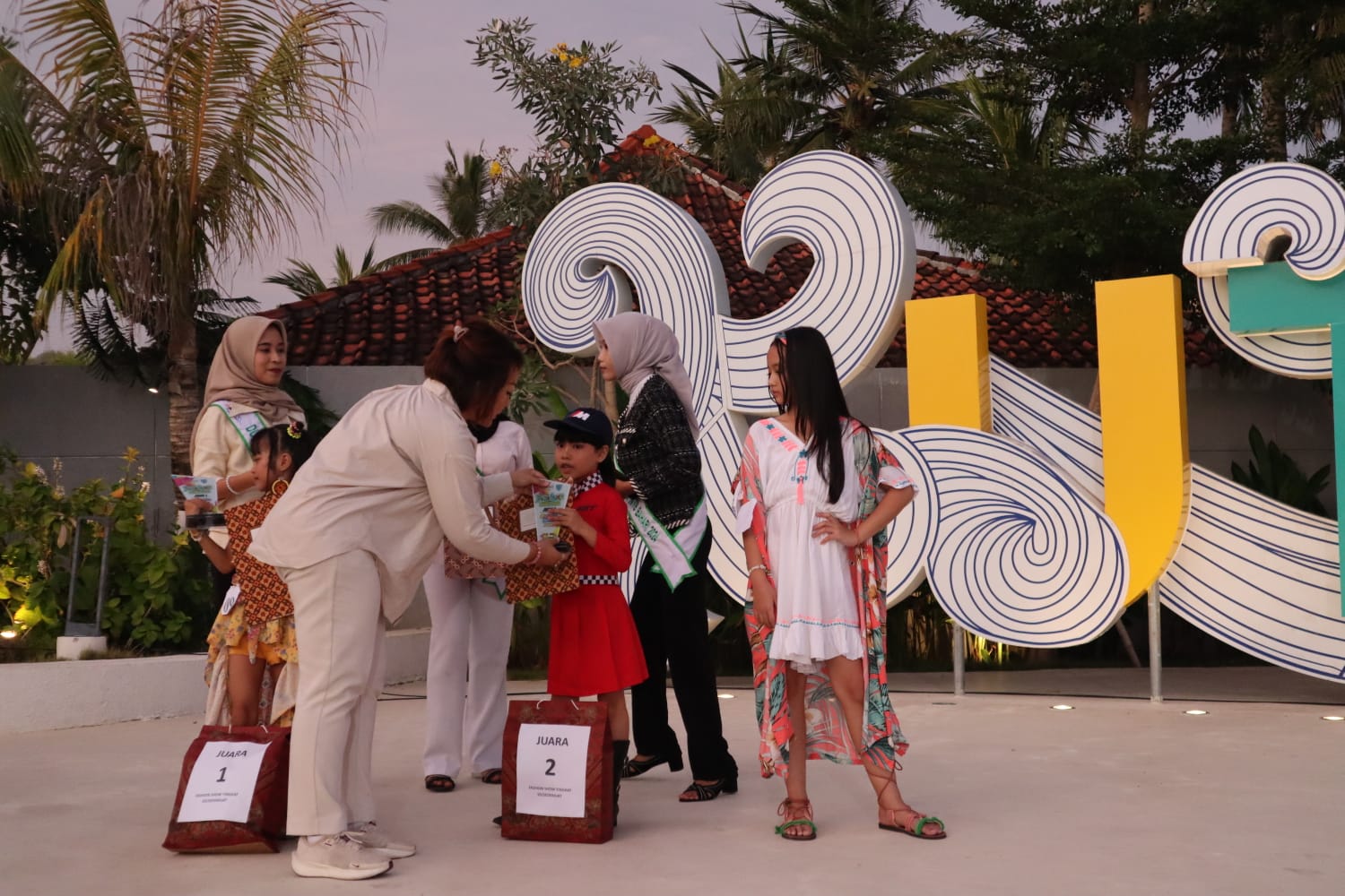 Suasana pembagian hadiah kepada para pemenang lomba fashion show Kuta Lane Kids Fest 2024 di Kuta Mandalika, Lombok, Sabtu (2/11).
