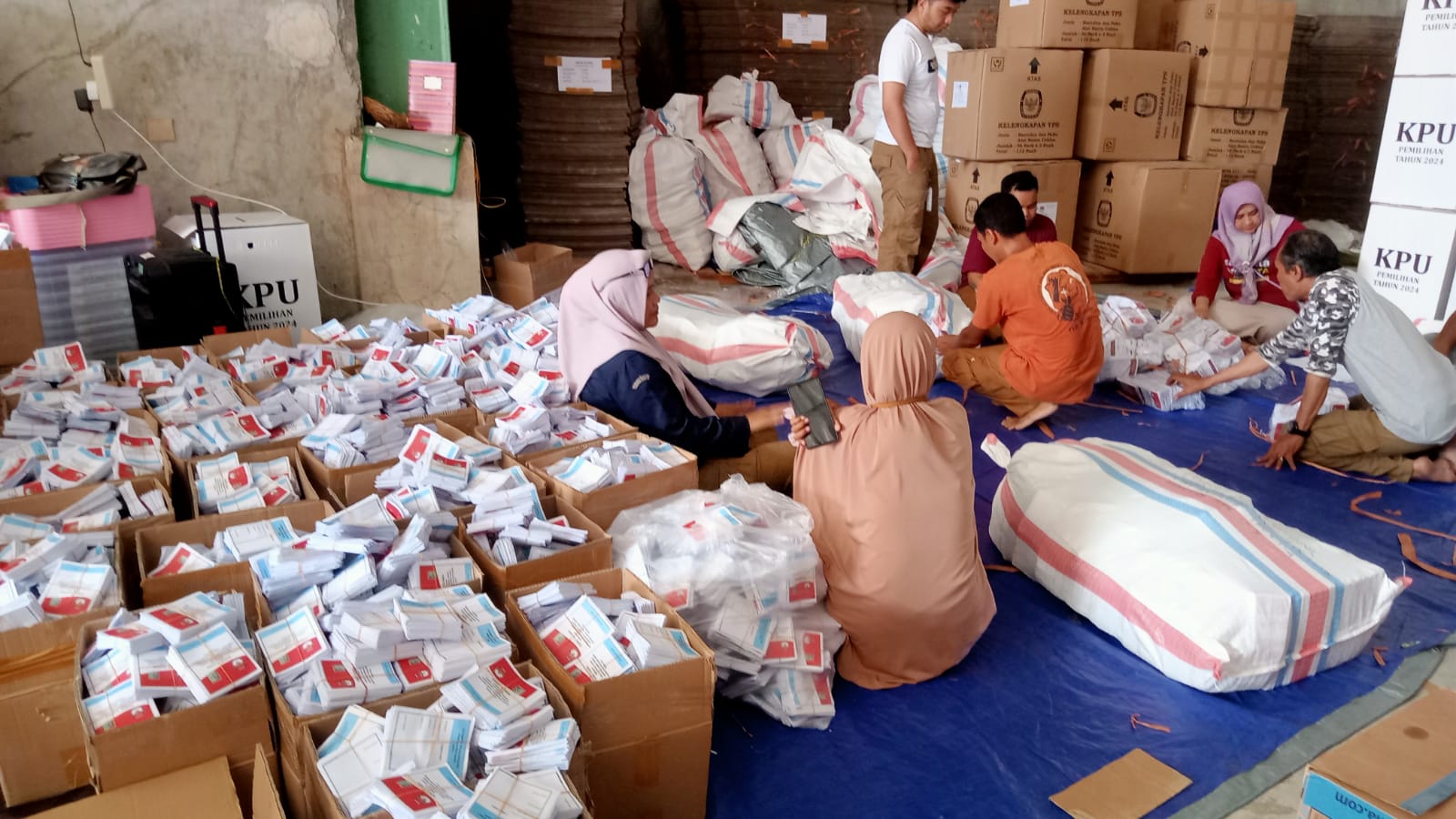 PILAH : Surat suara untuk Pilkada serentak Lombok Barat di Gudang KPU Lobar beberapa waktu lalu.