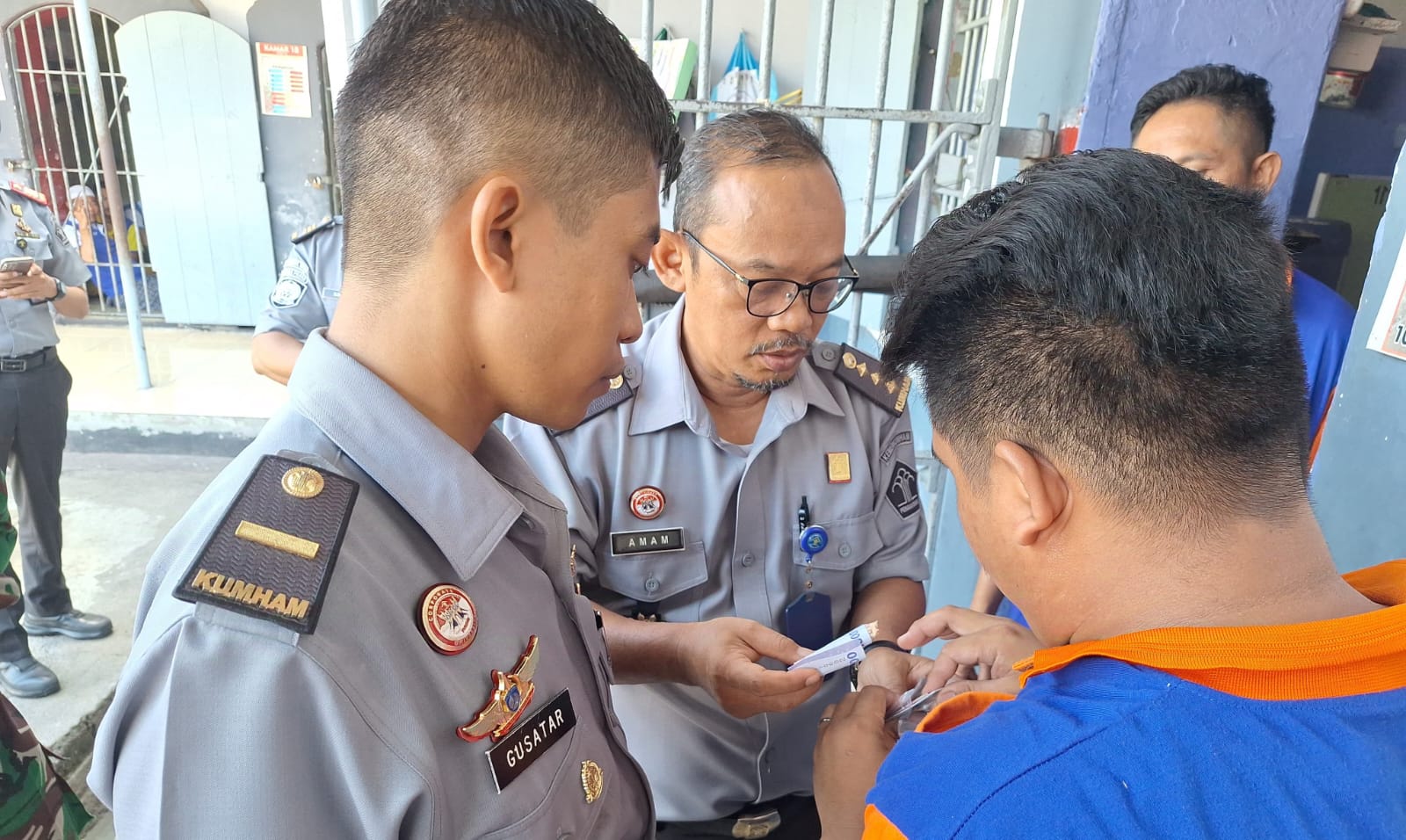 PEMERIKSAAN KETAT: Pegawai Rutan Kelas IIB Praya memeriksa seorang warga binaan pemasyarakatan, Selasa (5/11).