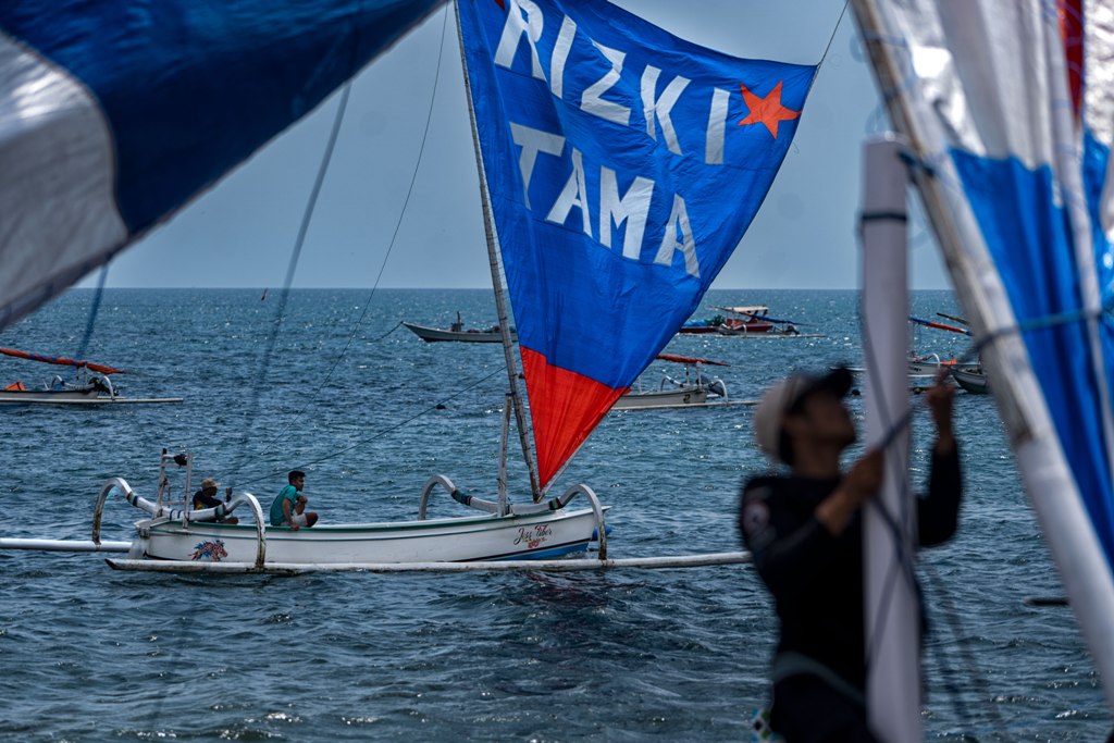 MENCARI REZEKI: Perahu-perahu nelayan yang tengah berlayar di pantai Ampenan, beberapa waktu lalu.