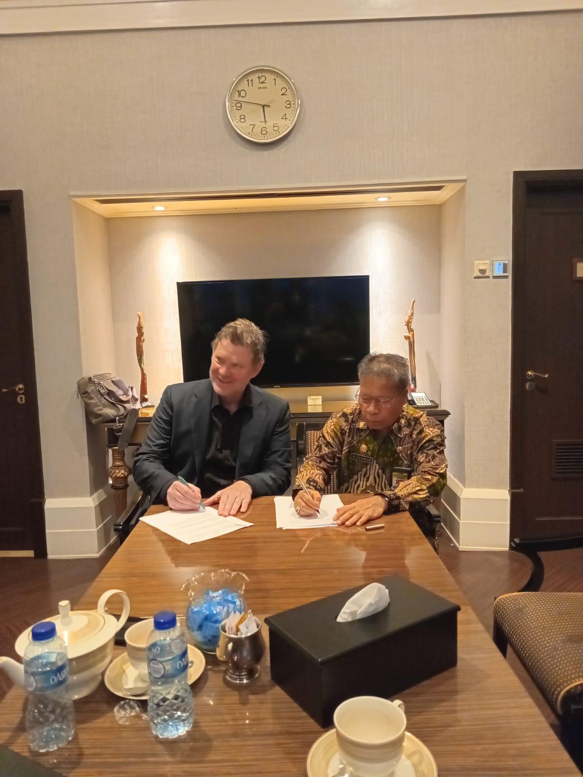 Kepala Dinas ESDM NTB H Sahdan saat menandatangani letter of intent dengan AM Power Belanda di Jakarta, (31/10).