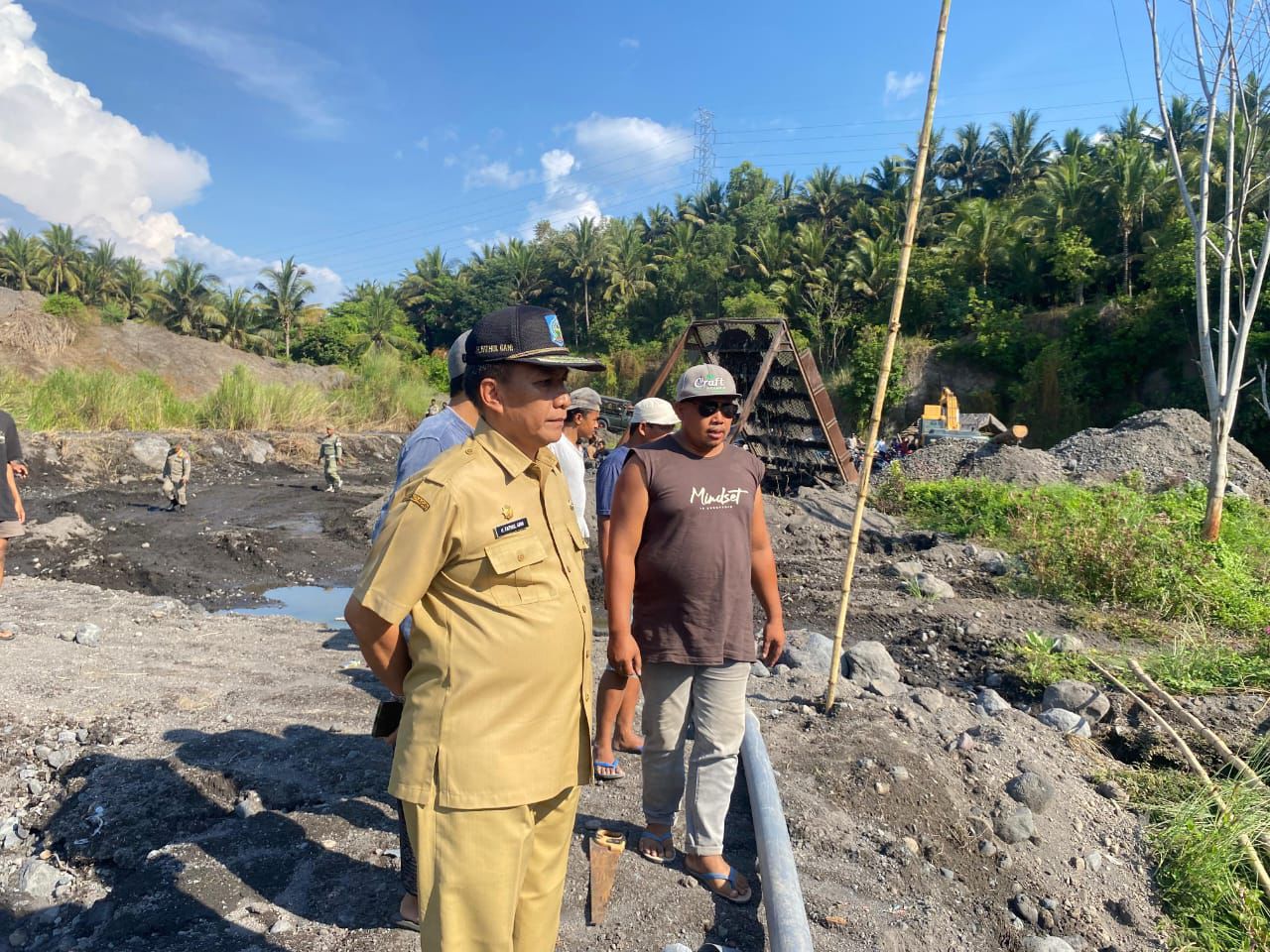 RUSAK PARAH: Asisten II Setda NTB H Fathul Gani saat melihat langsung, kondisi lingkungan yang diakibatkan oleh aktivitas tambang galian C yang tidak berizin, di Desa Korleko, Senin (4/11).