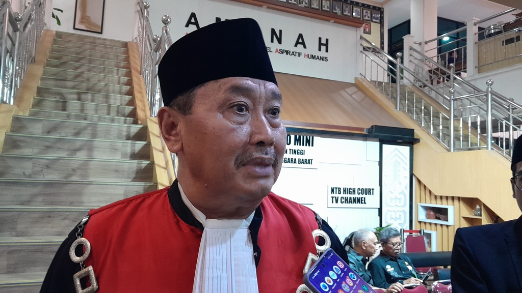 SAMPAIKAN AMANAT: Ketua Pengadilan Tinggi NTB Hery Supriyono saat menyampaikan sambutan dalam acara sertijab Ketua PN Mataram di ruang sidang utama PT NTB.
