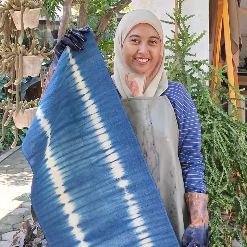 KREASI: Pembatik muda asal KLU, Harvia Hayati menunjukkan hasil karya batik miliknya, belum lama ini.