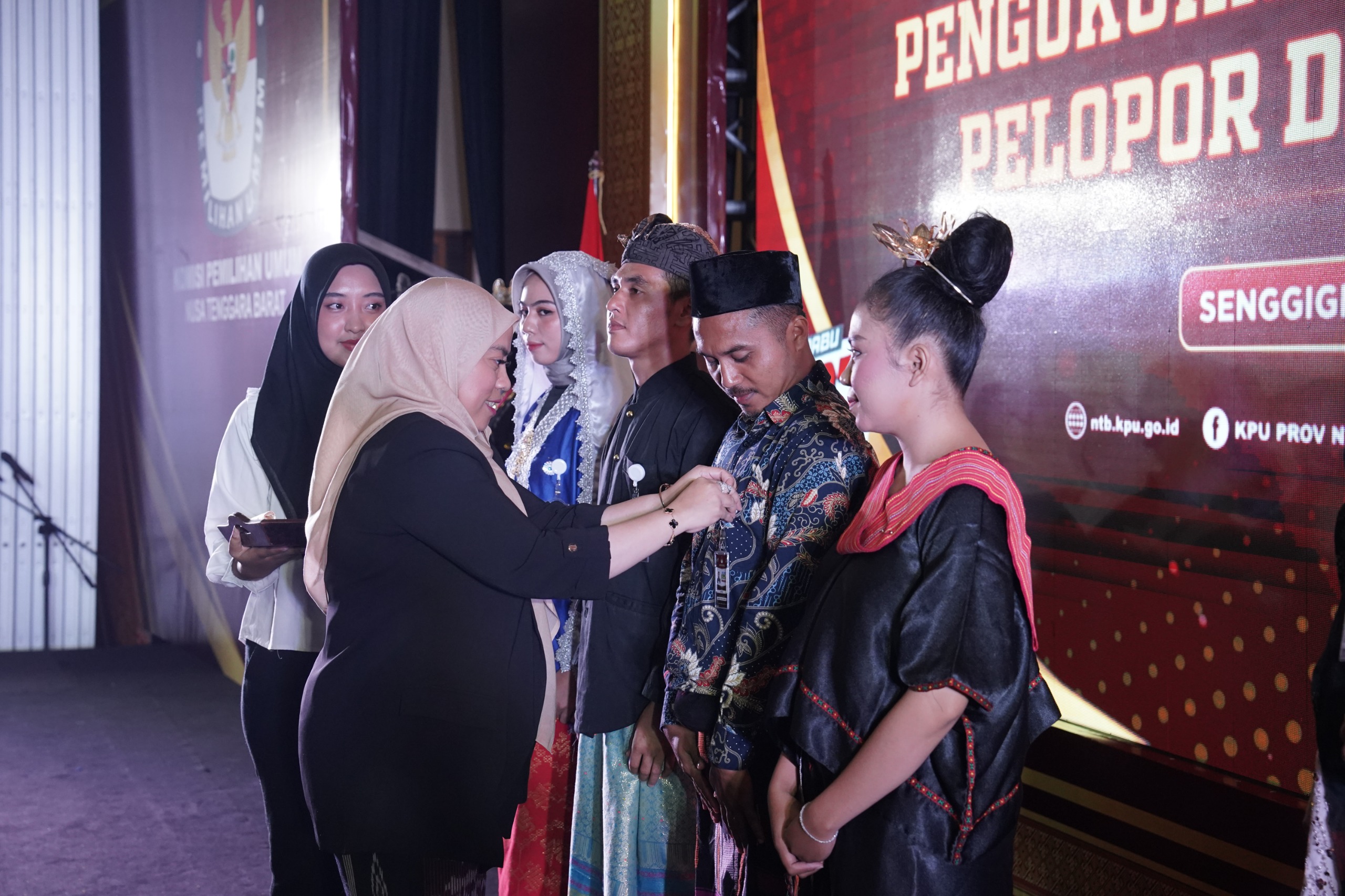 PENGUKUHAN: Anggota KPU RI Betty Epsilon Idroos menyematkan pin pada kader pelopor desa demokrasi dalam kegiatan pengukuhan kader pelopor desa demokrasi di Hotel Merumata, Senggigi.