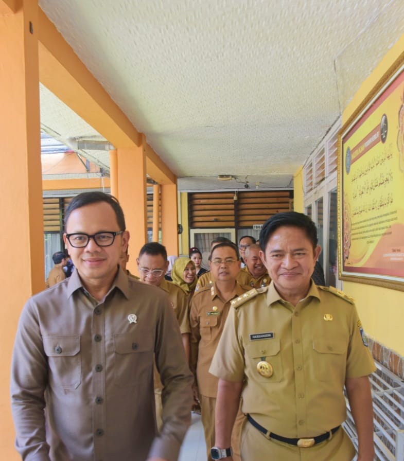 KUNJUNGAN LANGSUNG: Wamendagri Bima Arya Sugiarto (kiri) melakukan kunjungan kerja di Mataram, yang didampingi Pj Gubernur NTB Hassanudin (kanan), Selasa (5/11).