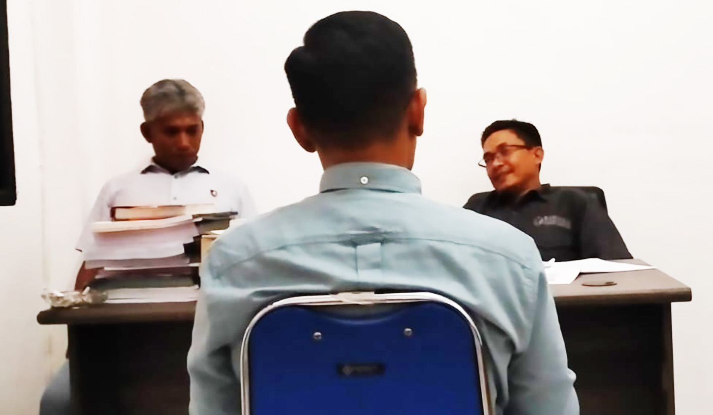 Calon Bupati Lobar Nauvar Furqony Farinduan saat diklarifikasi Bawaslu Lobar, Senin (4/11).