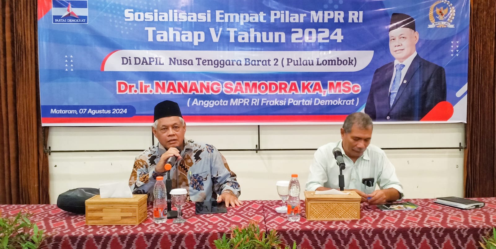 SAMPAIKAN MATERI: Anggota MPR RI Dr H Nanang Samodra (pegang mic) saat sosialisasi 4 Pilar MPR di Selong, Lombok Timur, beberapa waktu lalu.