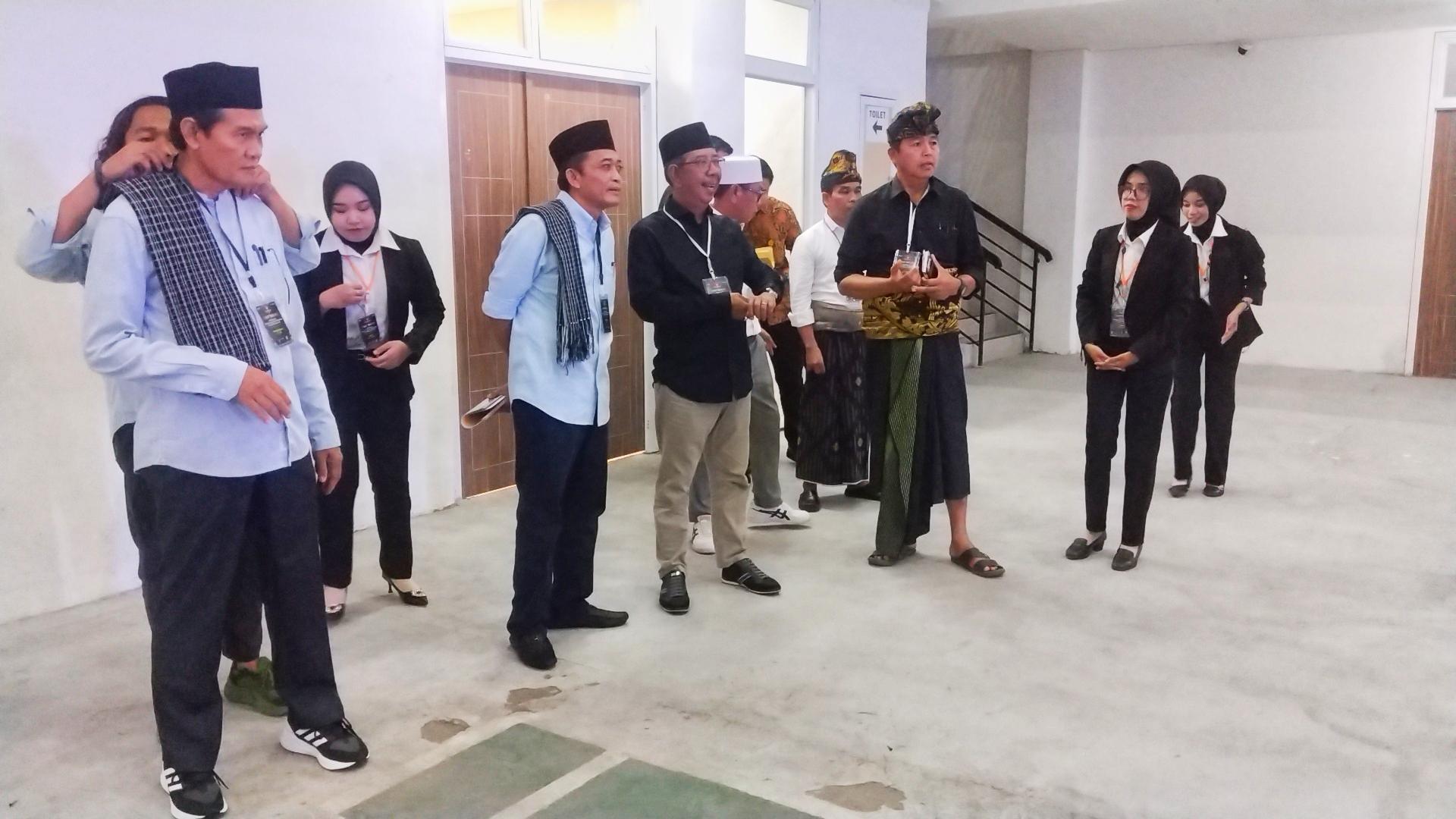 ADU VISI MISI: Tiga paslon Bupati dan Wakil Bupati Loteng bersiap-siap mengikuti Debat Terbuka Perdana Pilkada Loteng 2024 yang digelar KPU Loteng di GOR Poltekpar Lombok, Loteng, Rabu (6/11) malam.
