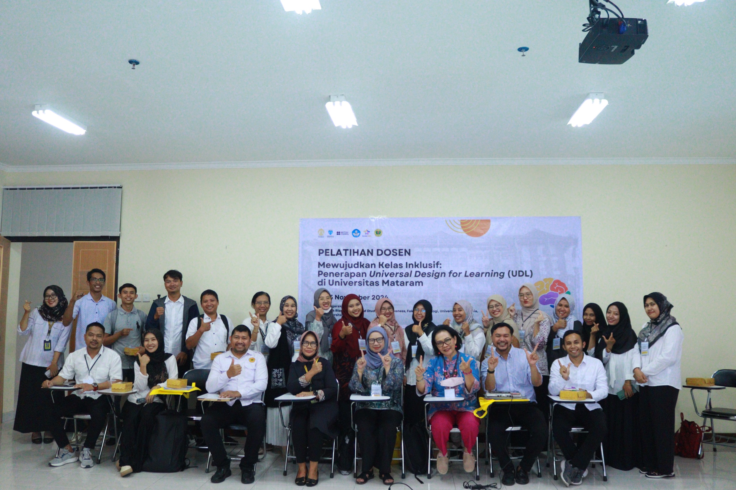 PELATIHAN: Dosen Unram usai mengikuti pelatihan penerapan UDL di Gedung Farmasi Lantai IV Unram, Selasa (5/11).