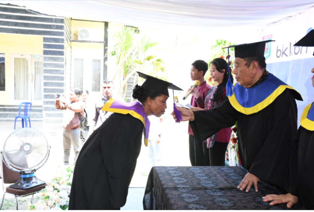 SUDAH BERUMUR: Bupati Djohan Sjamsu mewisuda para siswa sekolah lansia, Selasa (5/11).