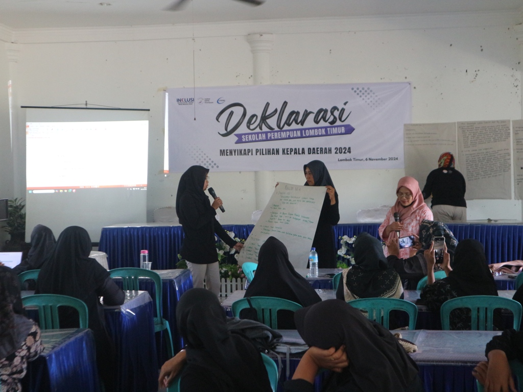 BEDAH: Anggota sekolah perempuan saat membedah Visi-misi pasangan calon Bupati dan wakil Bupati Lotim, pada acara deklarasi Pilkada damai.