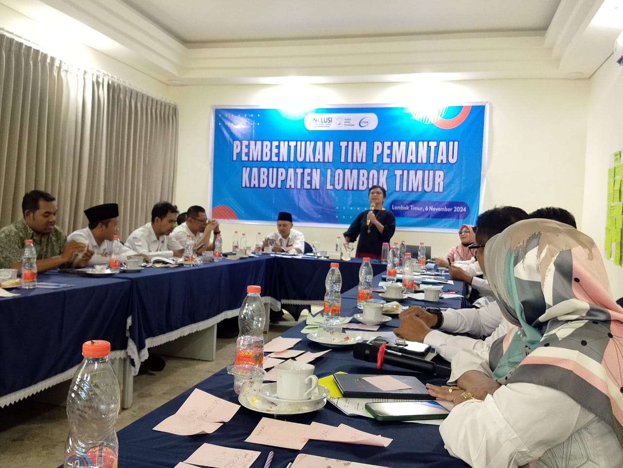 AGAR ADIL: Direktur Lembaga Pengembangan Sumber Daya Mitra (LPSDM) bersama sejumlah kepala OPD Lotim saat membentuk tim pemantau kabupaten Lotim untuk mewujudkan kesetaraan gender.