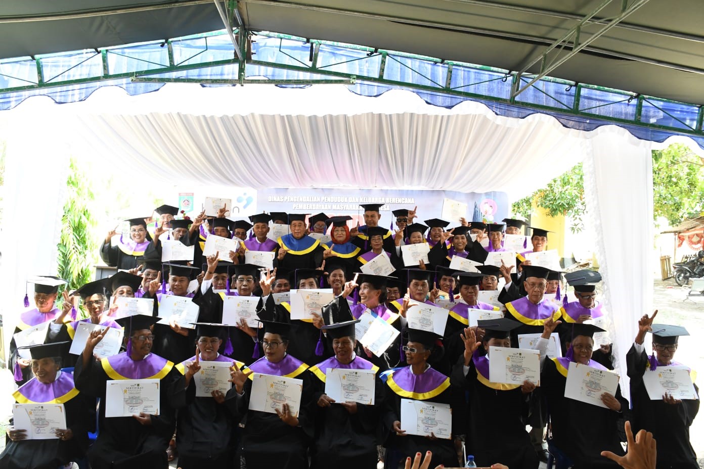 SELESAIKAN PENDIDIKAN: Para siswa sekolah lansia yang diwisuda, Selasa (5/11) lalu. Mereka merupakan angkatan pertama sekolah tersebut.