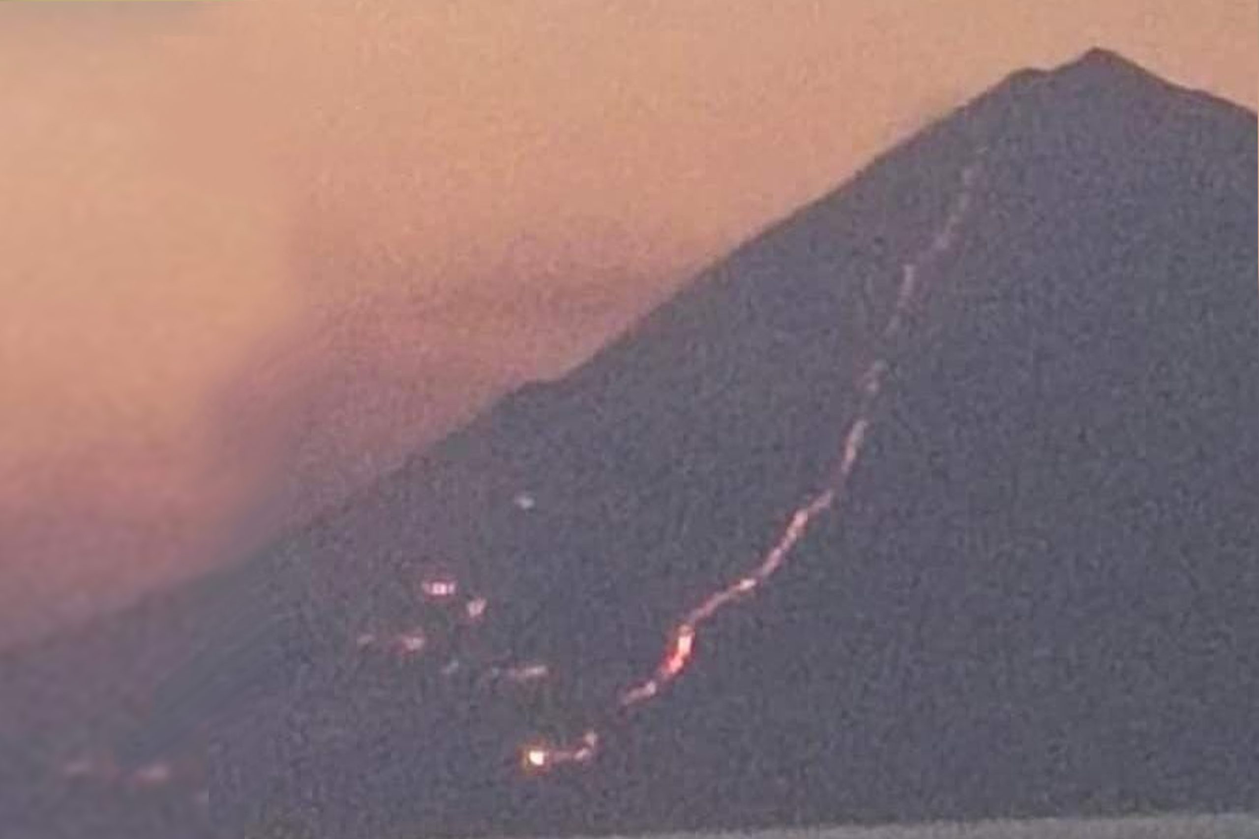 DIKIRA ERUPSI: Ilalang di Gunung Sangeang Api terbakar, tahun lalu. (Dok/LombokPost)