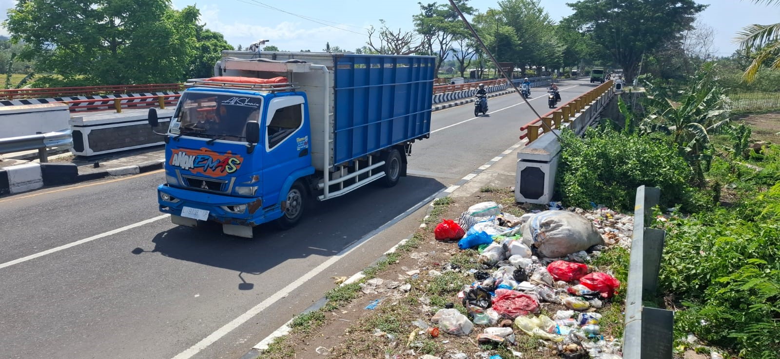 GANGGU PEMANDANGAN: Tumpukan sampah berserakan di jalan bypass menuju BIL, Rabu (6/11).