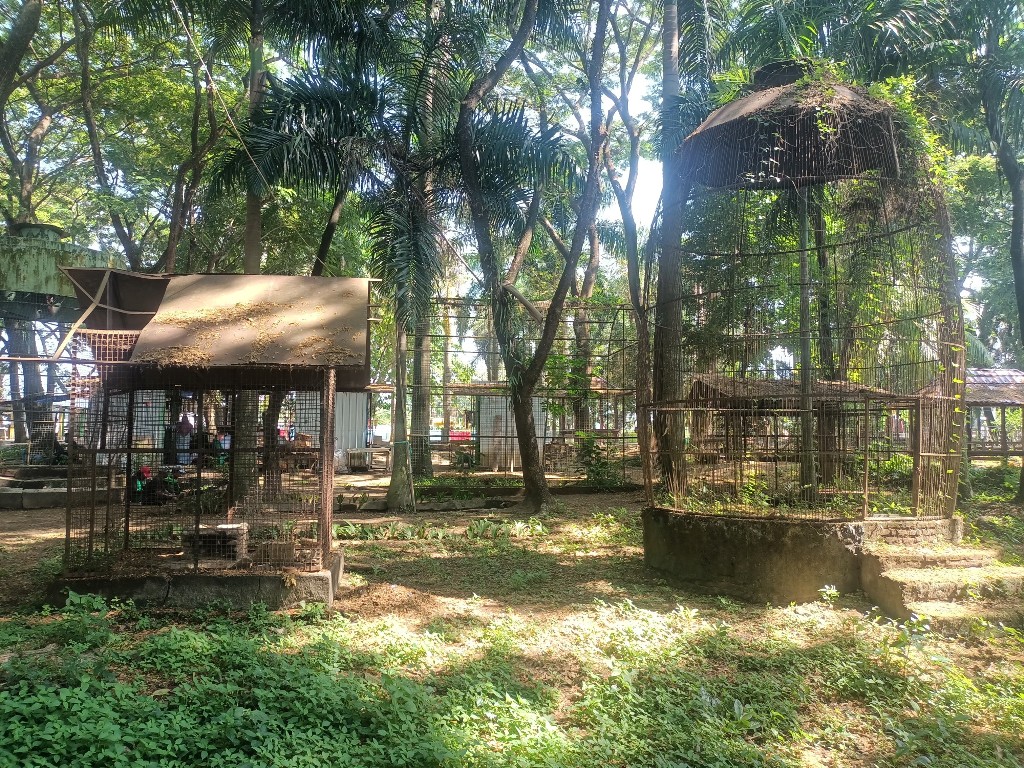 TAK TERAWAT: Sangkar burung di Taman Selagalas hanya jadi pajangan besi tua yang sudah dipenuhi tumbuhan. Kondisi itu mengganggu pandangan para pengunjung.