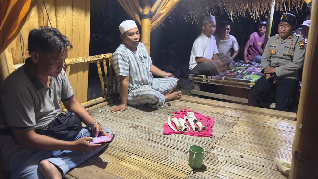 MASIH DUGAAN: Sejumlah tulang belulang yang diduga milik dr Lalu Wisnu saat berada di kediaman keluarganya, di Desa Kateng, Kecamatan Praya Barat, Loteng, Selasa (5/11).