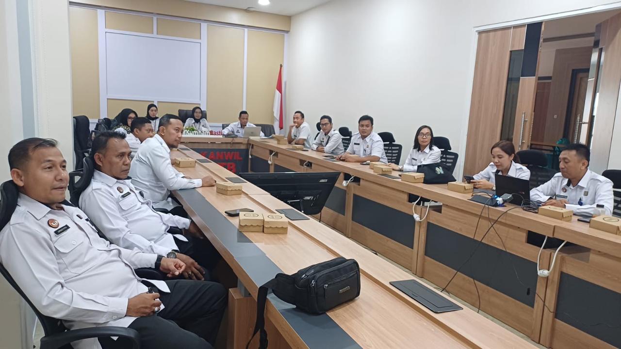 DAPAT ARAHAN: Jajaran Kanwil Kemenkumham NTB mendapat arahan dari Wakil Menteri Hukum Edward Omar Sharif Hiariej yang dilangsungkan secara daring, Rabu (6/11).
