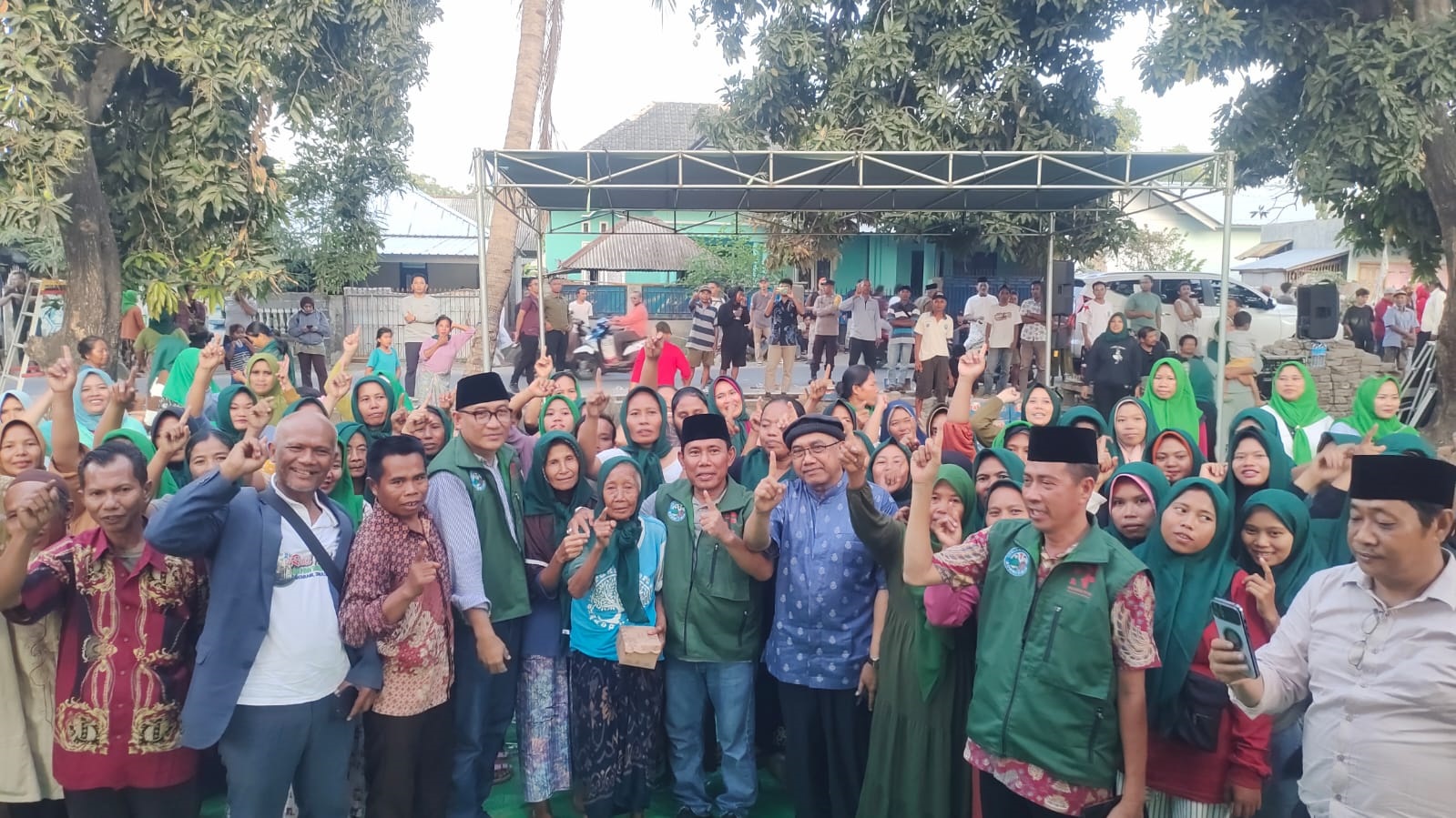 KAMPANYE: Cawagub NTB HW Musyafirin didampingi anggota DPRD NTB dari PDIP Raden Nuna dan Ketua Tim Relawan Rohmi Firin TGH Mahally Fikri foto bersama dengan warga Desa Anyar, KLU, Kamis (7/11).