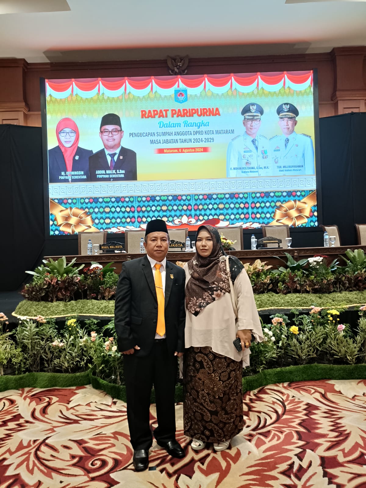 MEMBAWA MISI: Anggota DPRD Kota Mataram yang baru HM Nurul Ichsan bersama istri berpose usai pelantikan DPRD di Hotel Lombok Raya, beberapa waktu lalu.