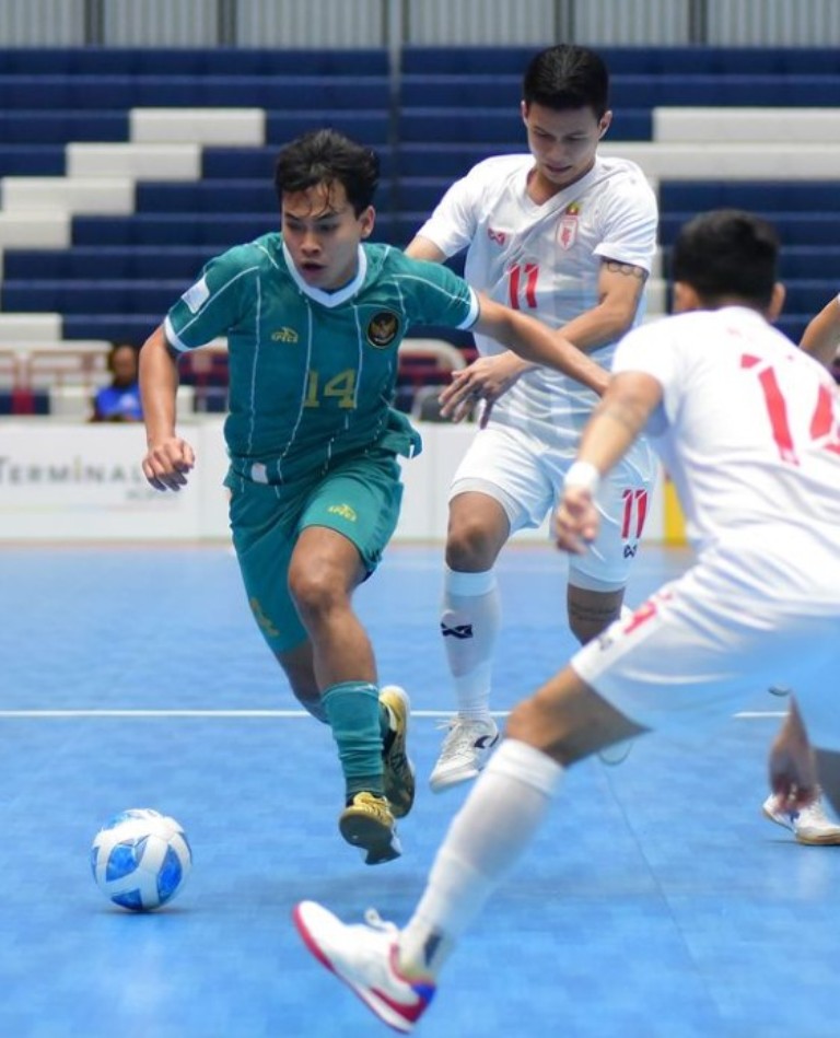 MENANG: Pemain Indonesia (hijau) saat mencoba lolos dari hadangan pemain Myanmar dalam laga terakhir fase grup, Rabu (5/11) lalu.