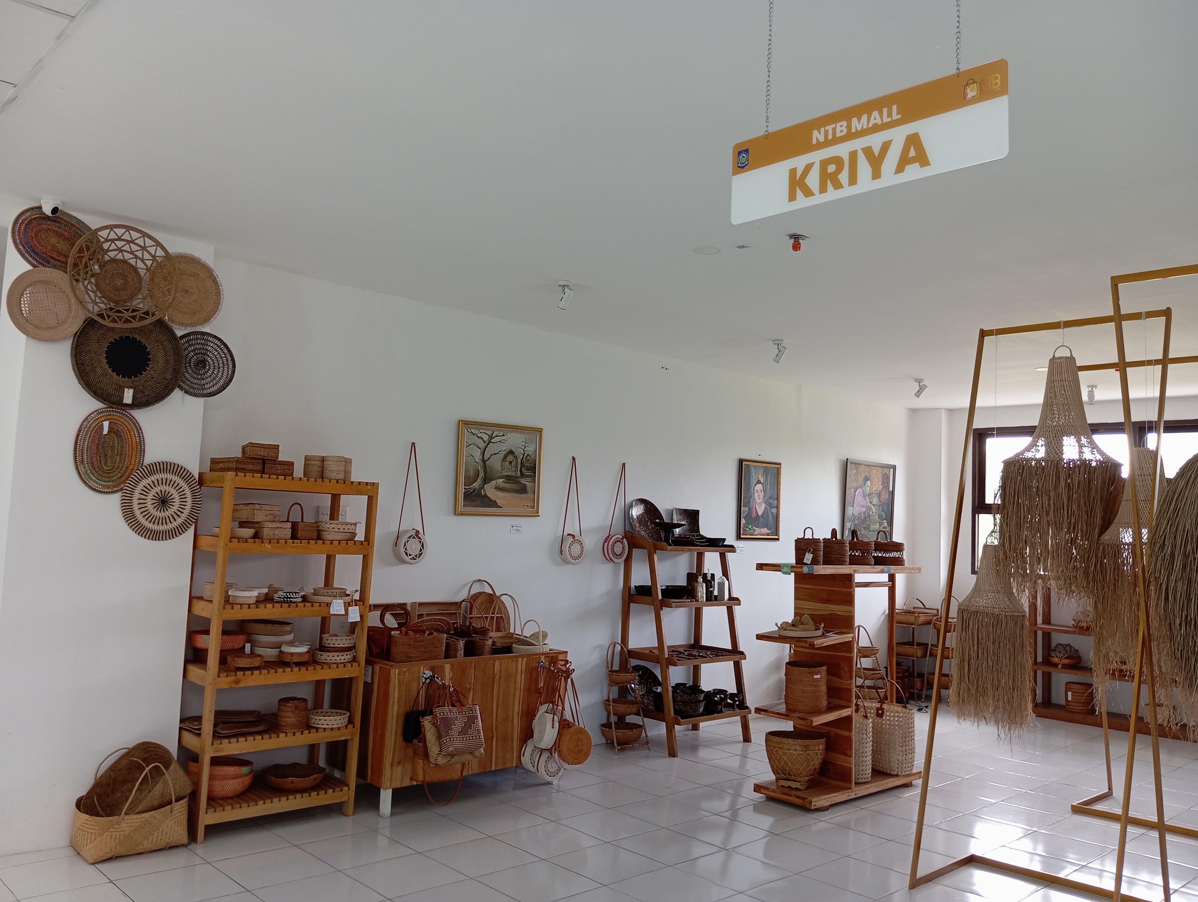PERLUAS PASAR: Etalase produk kriya NTB yang ada di NTB Mall, beberapa waktu lalu.