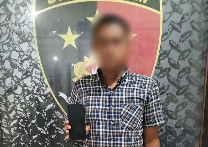 DIBUI: Pelaku pencurian HP ZS diamankan di Polsek Mataram, Kamis (7/11).  &nbsp;
