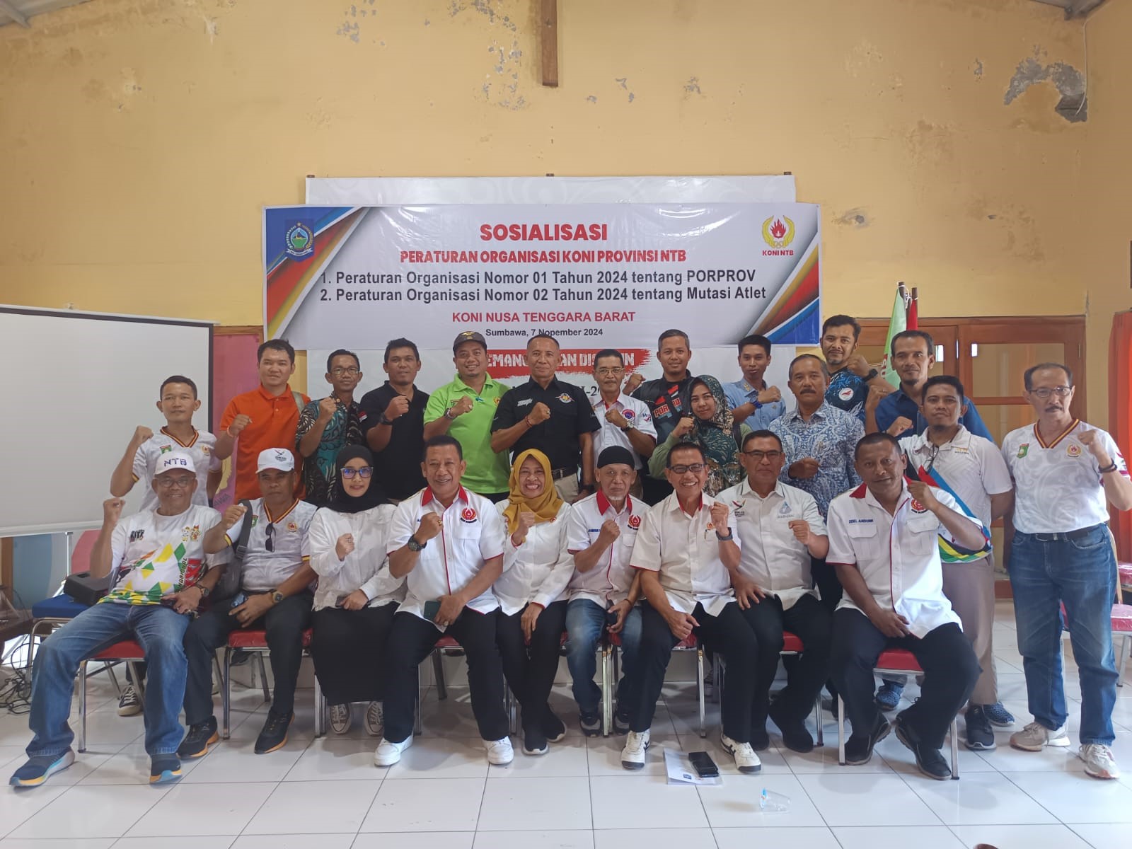 SOSIALISASI: Pengurus KONI NTB bersama KONI Sumbawa usai sosialisasi peraturan Porprov NTB, Kamis (7/11).