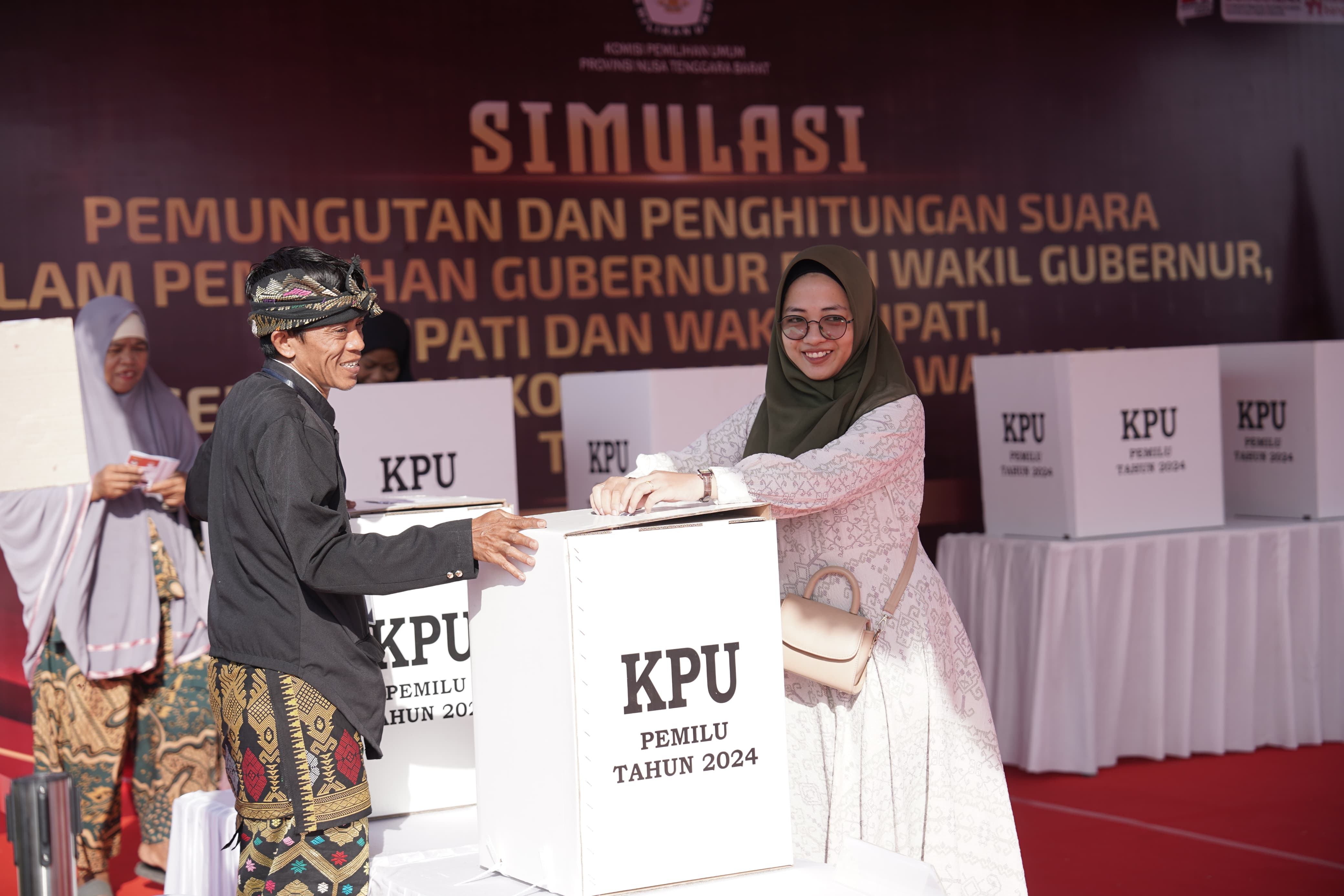 SIMULASI PUNGUT HITUNG: Seorang pemilih tengah memasukkan surat suara yang sudah dicoblos ke kotak suara dalam kegiatan simulasi pungut hitung Pilkada serentak 2024 di Lapangan M