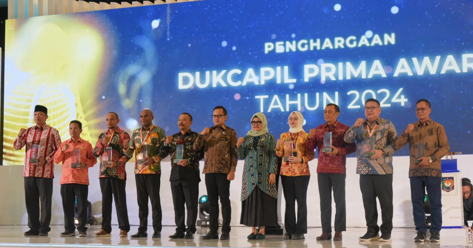 DAPAT PIAGAM: Wamendagri Bima Arya Sugiarto (tengah) bersama dengan para penerima penghargaan Dukcapil Prima Award. Salah satunya diterima Kepala DPMPD Dukcapil NTB Ahmad Nur Aulia (kiri)